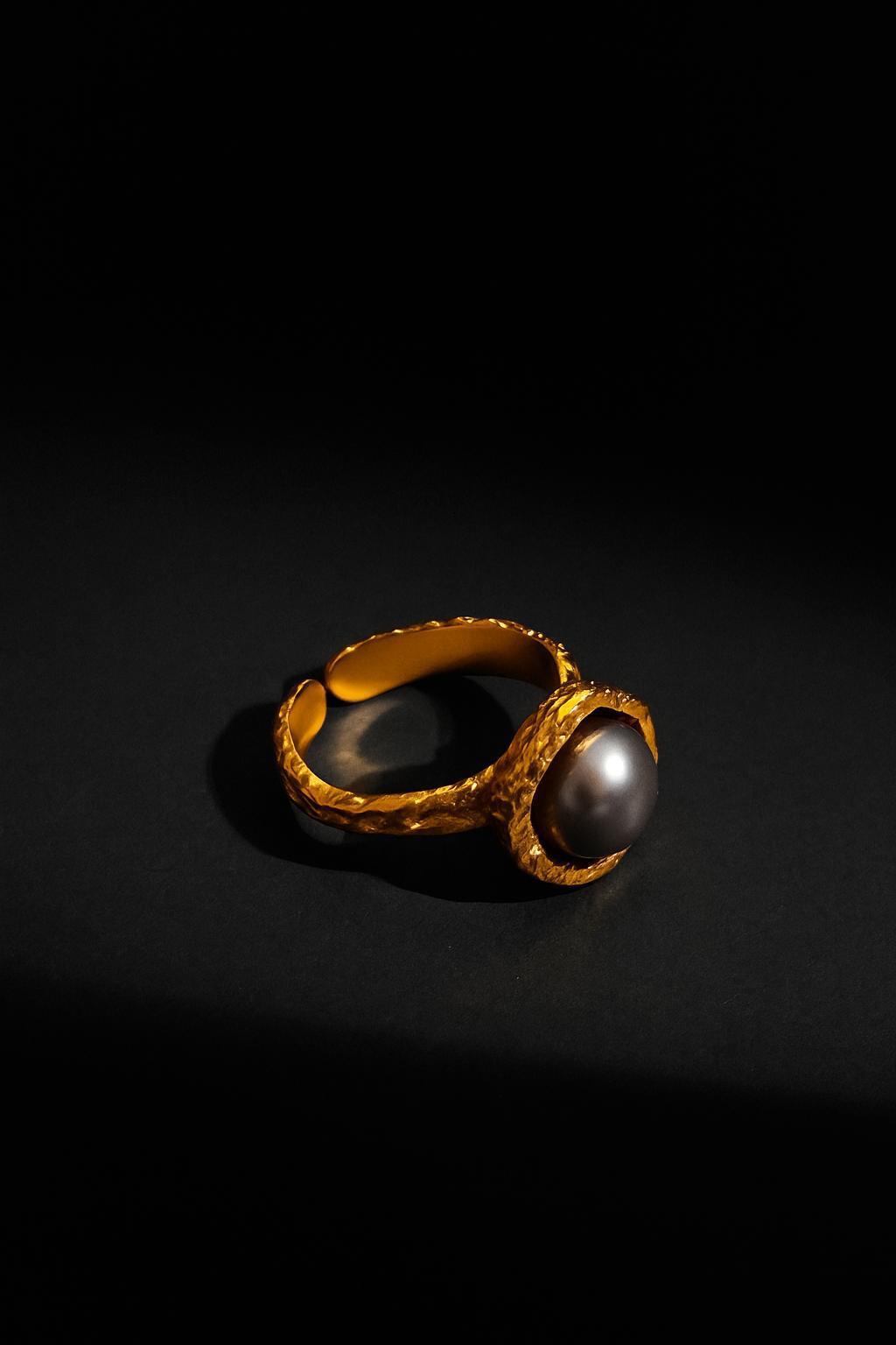 MoonKiss - Textured Grey Pearl Ring
